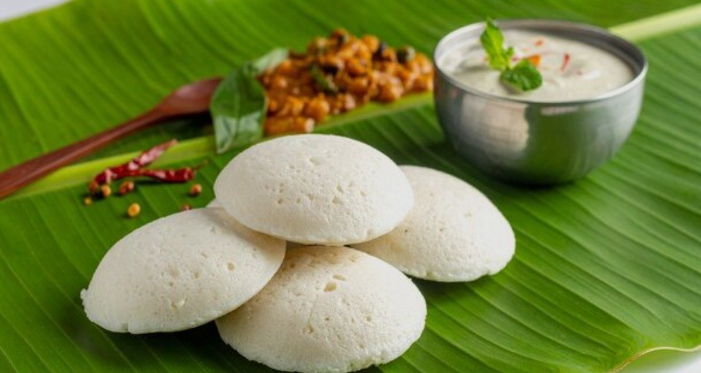 Idli With Coconut Chutney